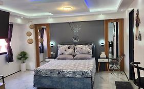 Condo Azur Suites B207 Near Airport, Netflix, Stylish, Cozy With Swimming Pool